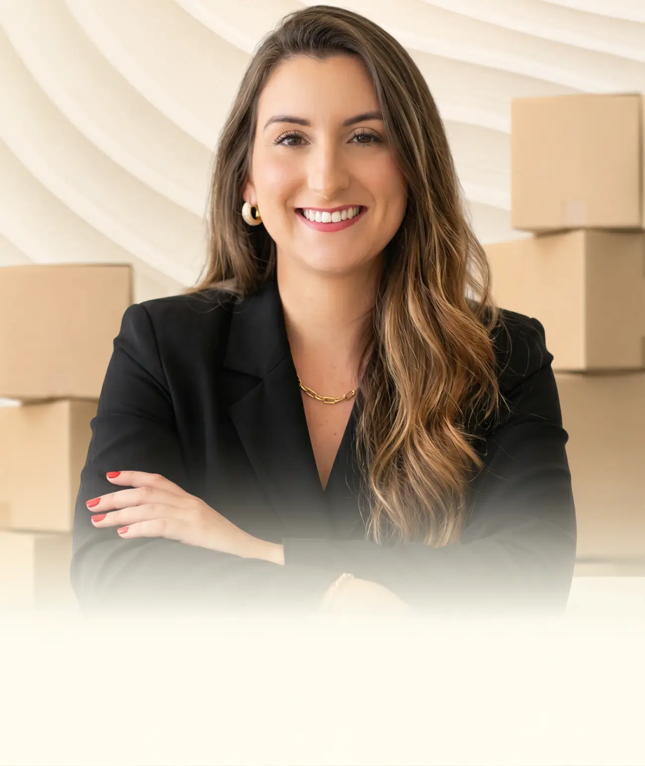 Belén Motz de brazos cruzados, sonriendo frente a cajas de producto listas para despachar
